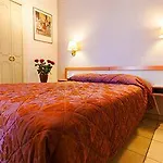 Hotel Logis Restaurant Le Cours Saint-Gilles (Gard)