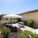 Logis Restaurant Le Cours Hotel Saint-Gilles (Gard)