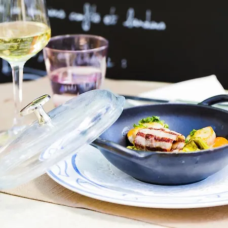 Logis Restaurant Le Cours 3* Saint-Gilles (Gard)
