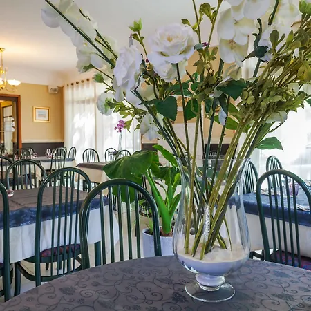 Logis Restaurant Le Cours Saint-Gilles (Gard)