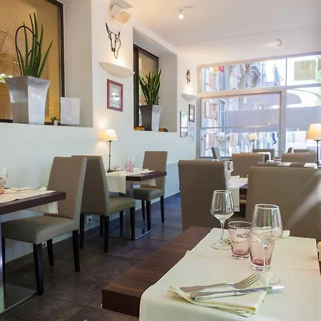 호텔 Logis Restaurant Le Cours 생 질