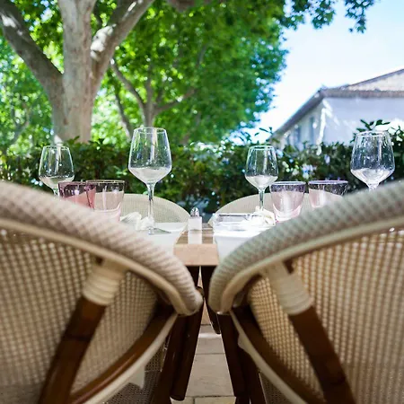 Hotel Logis Restaurant Le Cours Saint-Gilles (Gard)
