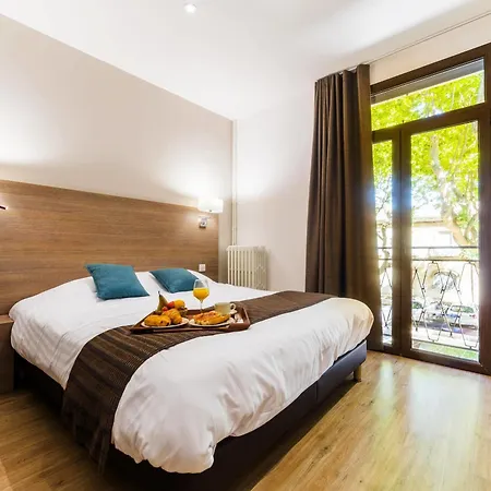 Logis Restaurant Le Cours Hotel Saint-Gilles (Gard)