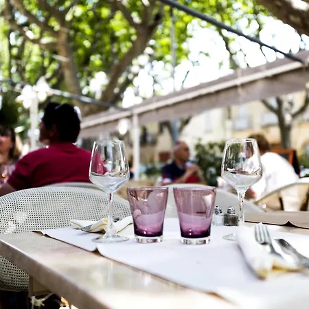 Hotel Logis Restaurant Le Cours Saint-Gilles (Gard)