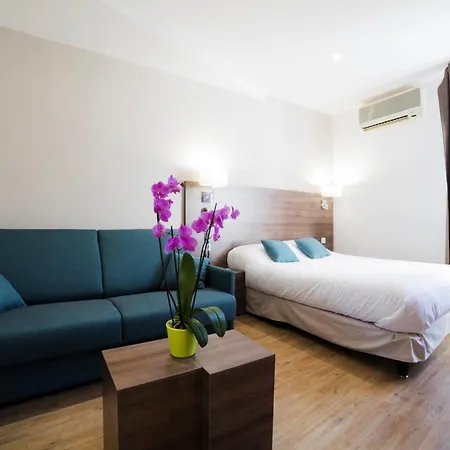 Logis Restaurant Le Cours 호텔