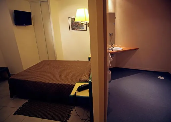 Hotel Logis Restaurant Le Cours Saint-Gilles (Gard)