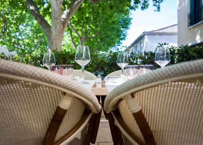 Hotel Logis Restaurant Le Cours Saint-Gilles (Gard)