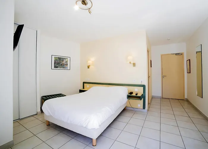 Hotel Logis Restaurant Le Cours 3*