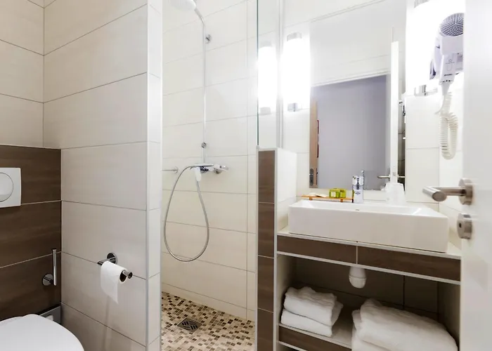 Logis Restaurant Le Cours Hotel Saint-Gilles (Gard)